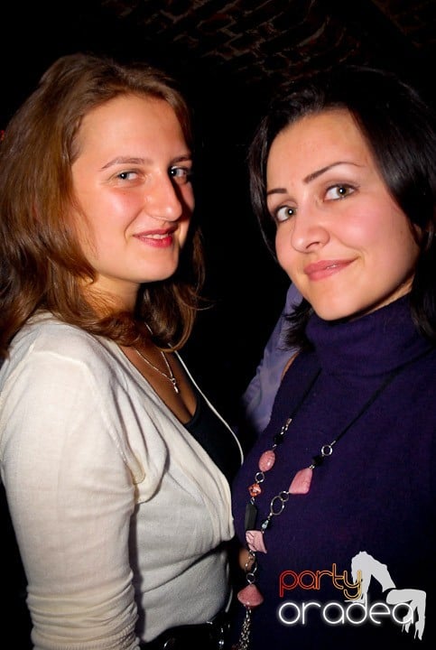 Joi seara = Party în Escape,