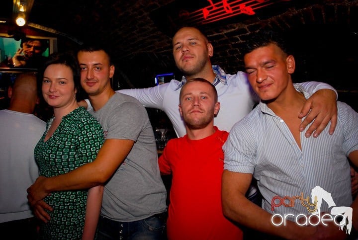 Joi seara = Party în Escape, 