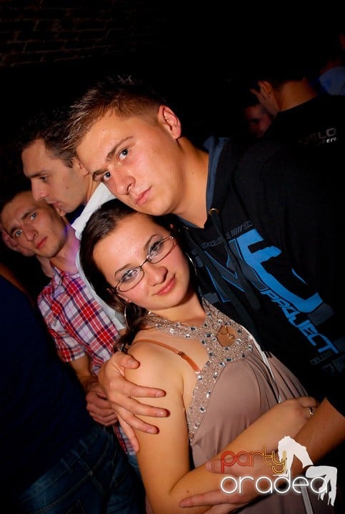 Joi seara = Party în Escape,