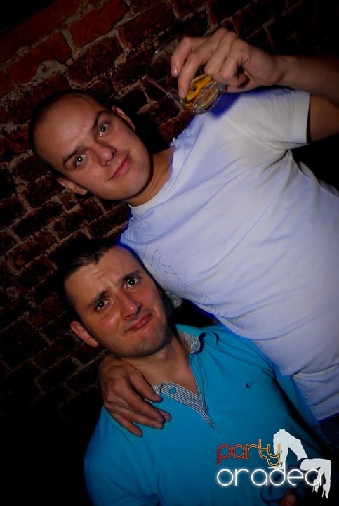 Joi seara = Party în Escape,