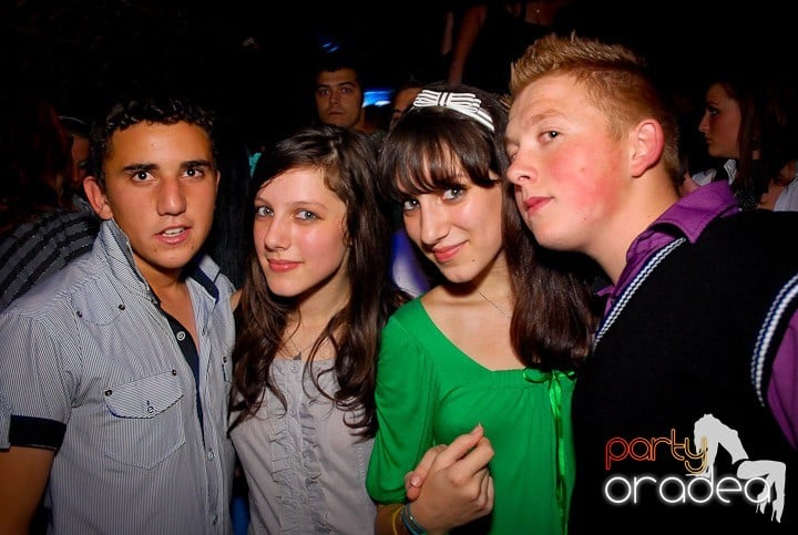 Joi seara = Party în Escape,