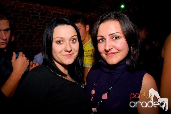 Joi seara = Party în Escape,