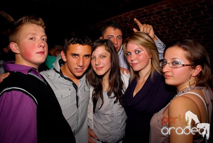 Joi seara = Party în Escape,