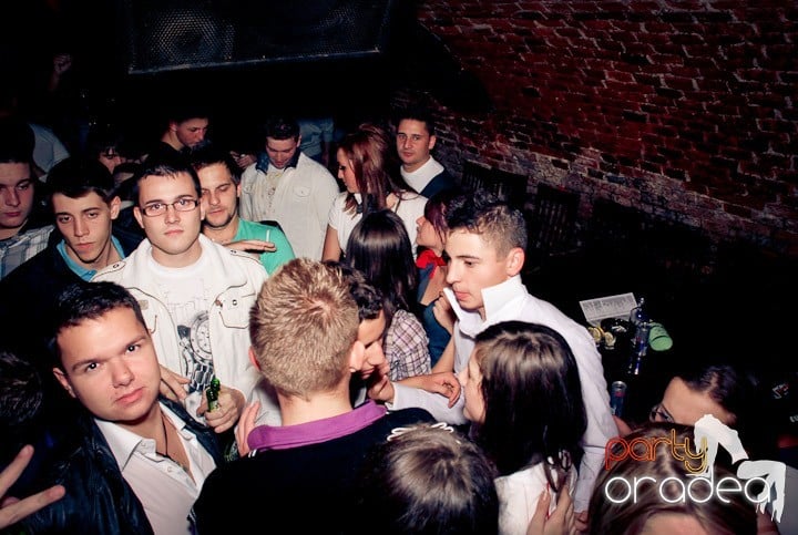 Joi seara = Party în Escape,
