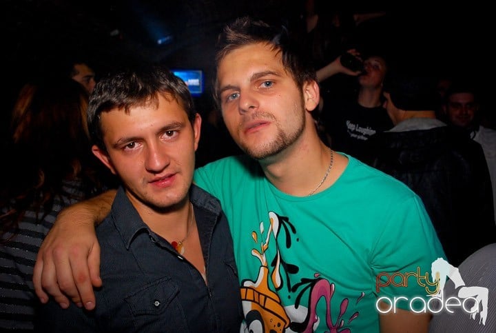 Joi seara = Party în Escape,