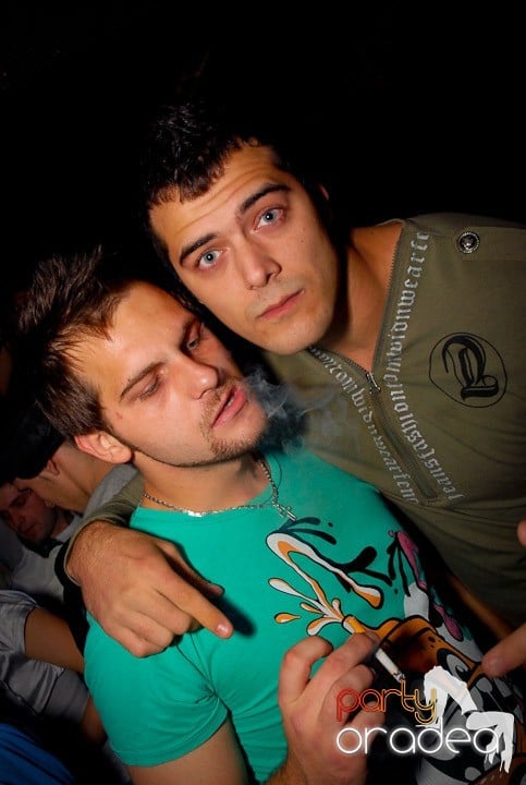 Joi seara = Party în Escape,