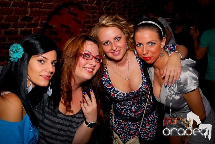 Joi seara = Party în Escape,