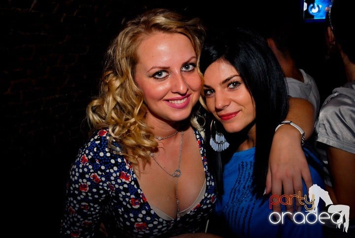 Joi seara = Party în Escape,