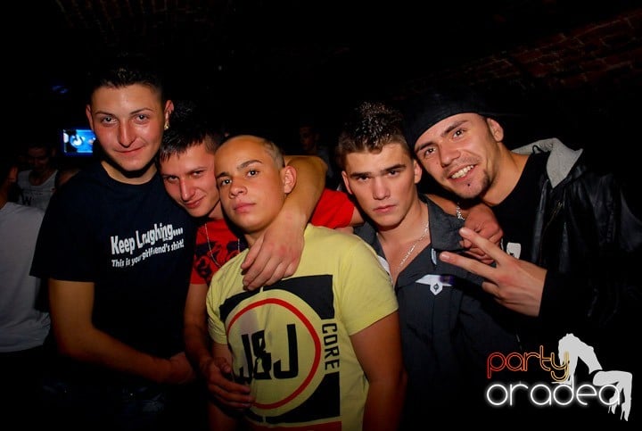 Joi seara = Party în Escape,