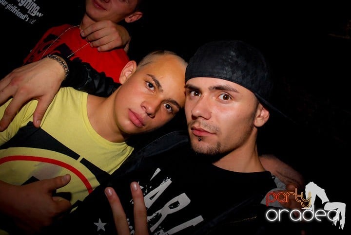 Joi seara = Party în Escape,
