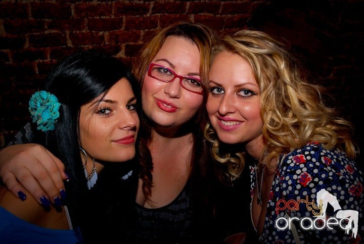 Joi seara = Party în Escape,