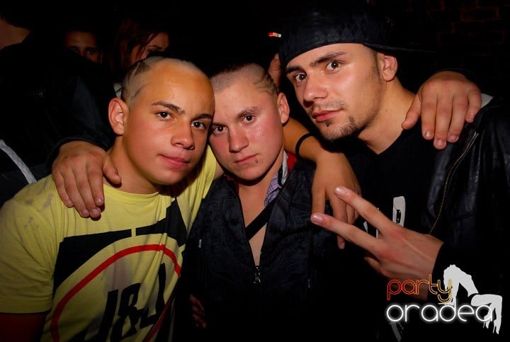 Joi seara = Party în Escape,