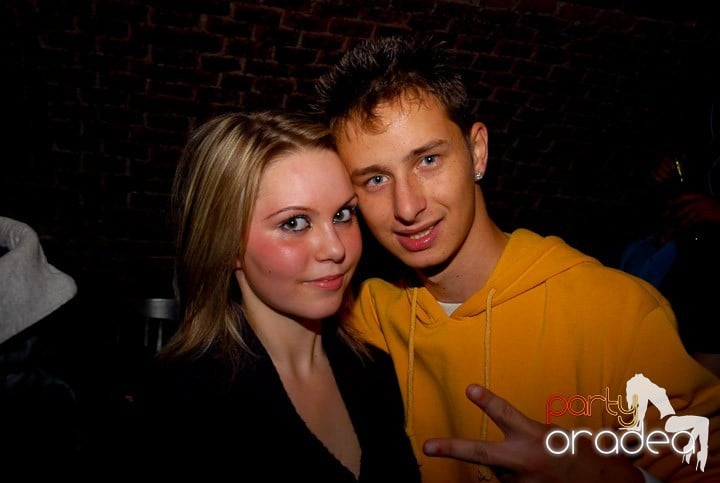 Joi seara = Party în Escape,