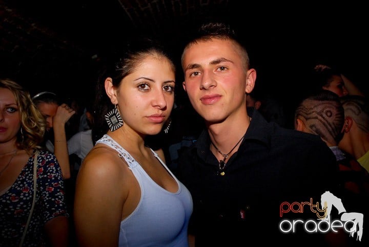 Joi seara = Party în Escape,