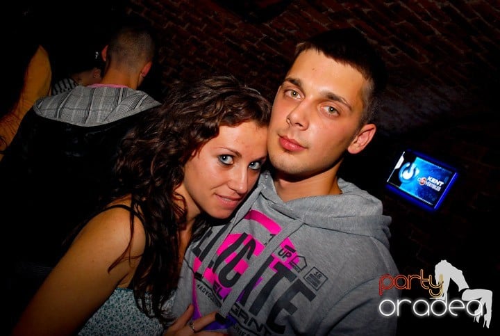 Joi seara = Party în Escape,