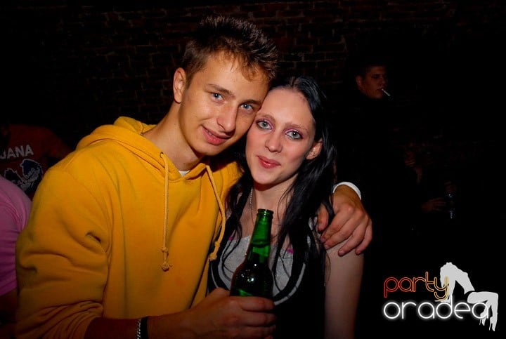 Joi seara = Party în Escape,