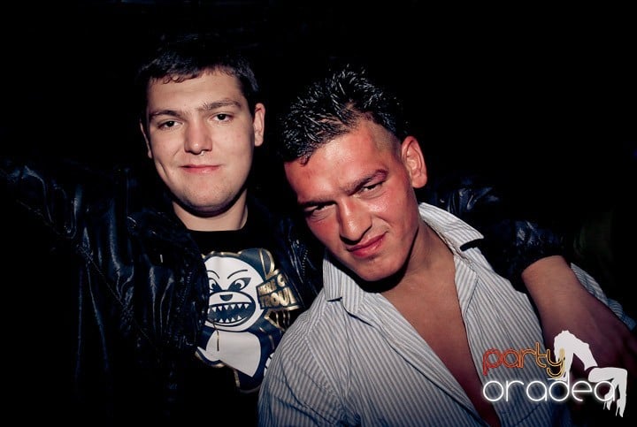 Joi seara = Party în Escape,