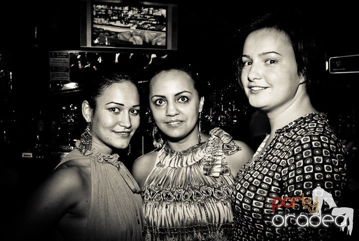 Joi seara = Party în Escape,