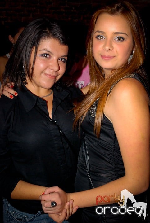 Joi seara = Party în Escape,
