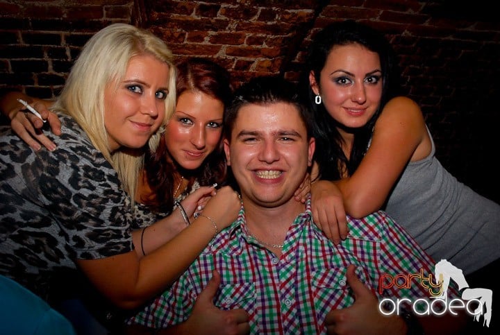 Joi seara = Party în Escape,