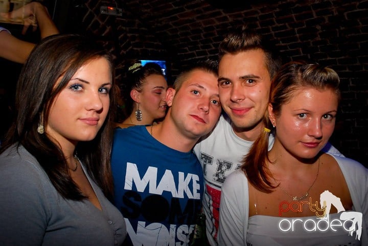 Joi seara = Party în Escape,