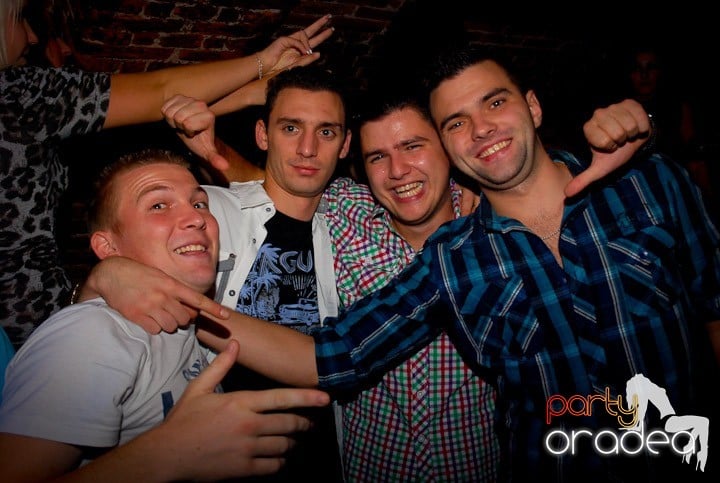 Joi seara = Party în Escape,