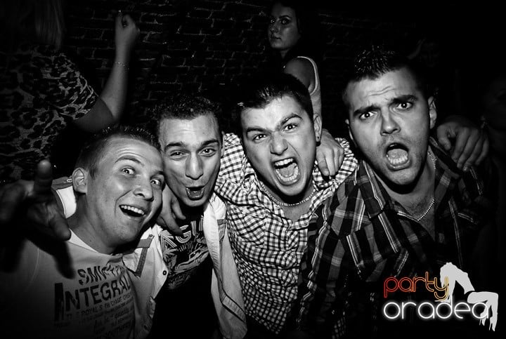 Joi seara = Party în Escape,