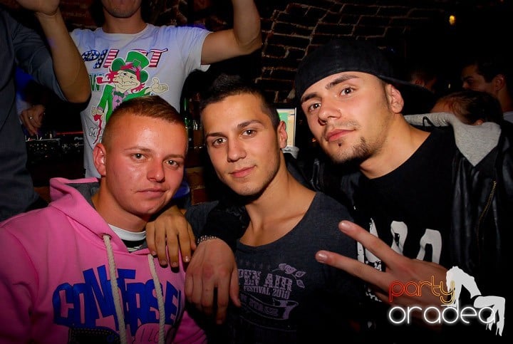 Joi seara = Party în Escape,