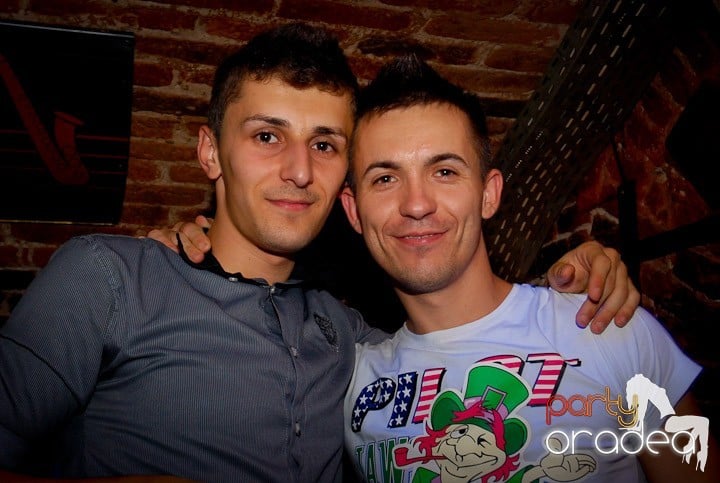 Joi seara = Party în Escape,