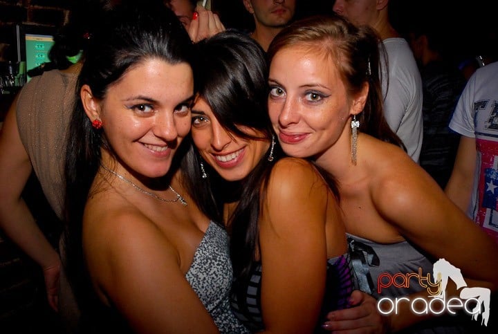 Joi seara = Party în Escape,