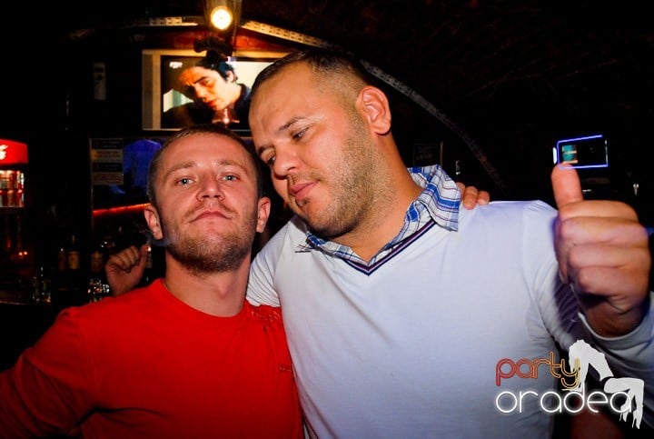 Joi seara = Party în Escape,