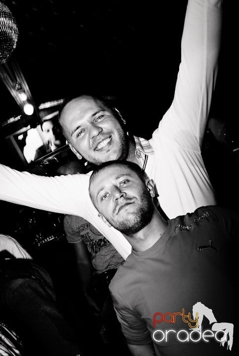 Joi seara = Party în Escape,