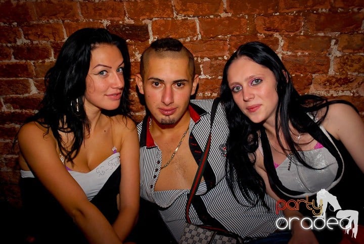 Joi seara = Party în Escape,