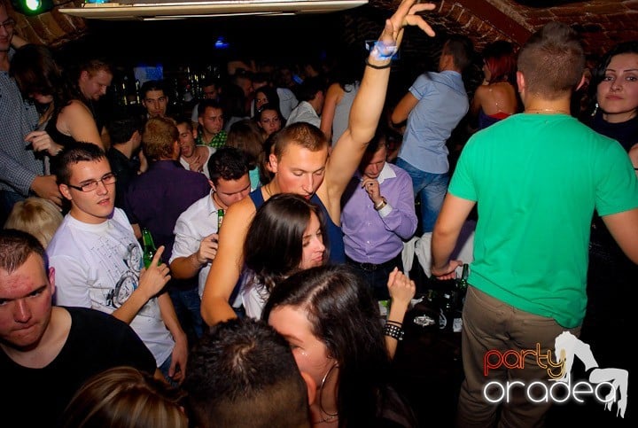 Joi seara = Party în Escape,