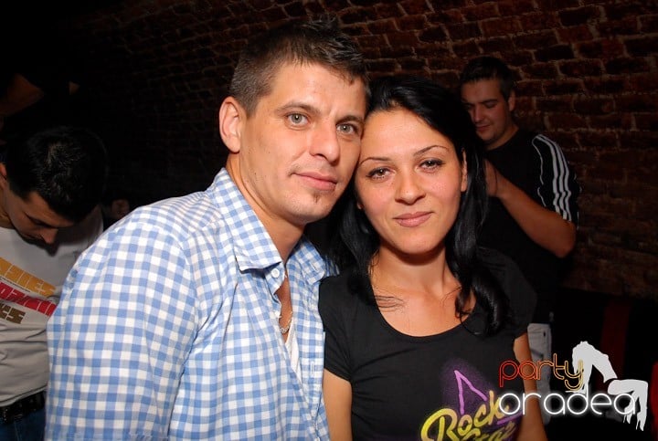 Joi seara petrecem în Club Escape!, 