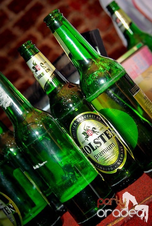 Joi seara petrecem în Club Escape!, 