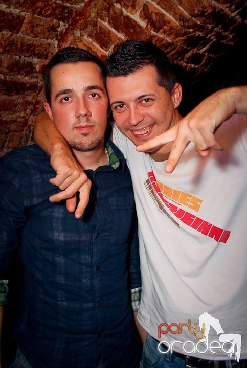 Joi seara petrecem în Club Escape!,