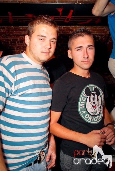 Joi seara petrecem în Club Escape!,