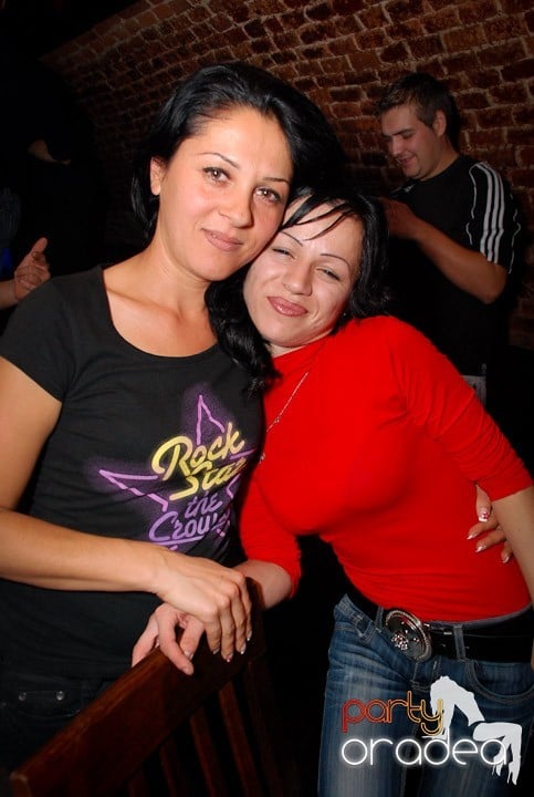 Joi seara petrecem în Club Escape!,
