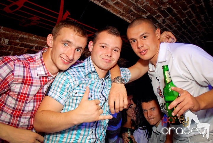 Joi seara petrecem în Club Escape!,