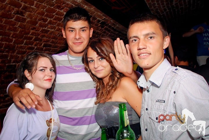 Joi seara petrecem în Club Escape!,