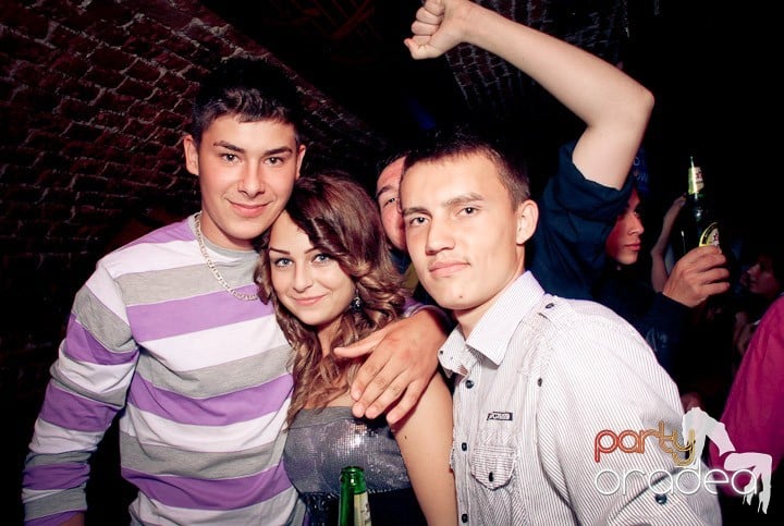 Joi seara petrecem în Club Escape!,