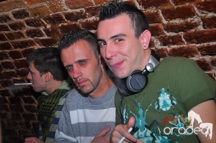 Joi seara petrecem în Club Escape, 