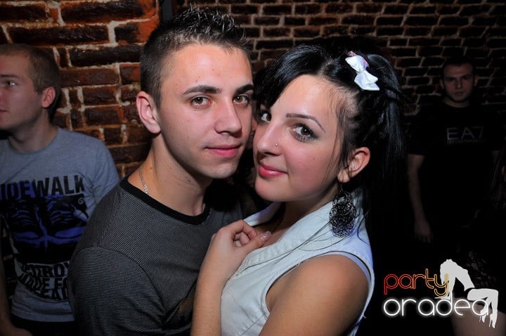 Joi seara petrecem în Club Escape, 