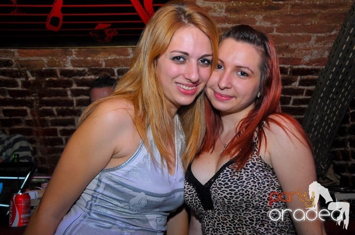 Joi seara petrecem în Club Escape, 