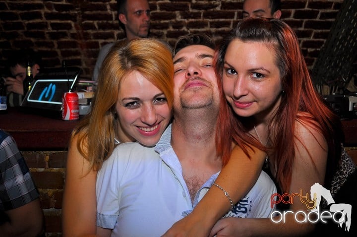 Joi seara petrecem în Club Escape, 