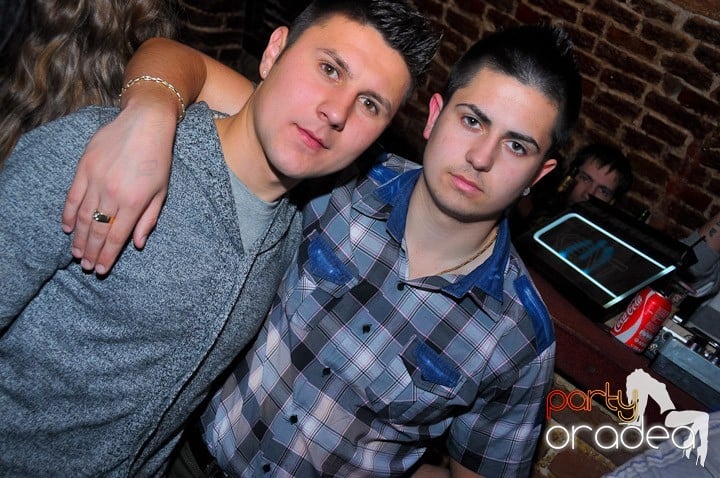 Joi seara petrecem în Club Escape, 