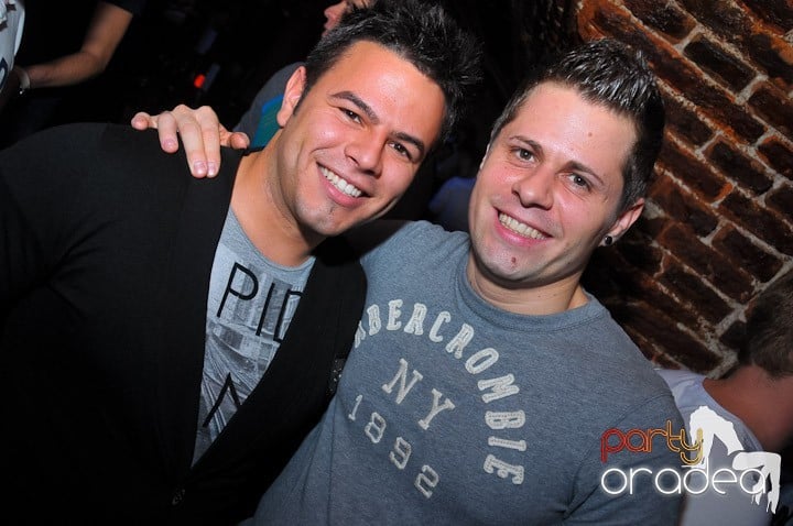 Joi seara petrecem în Club Escape, 