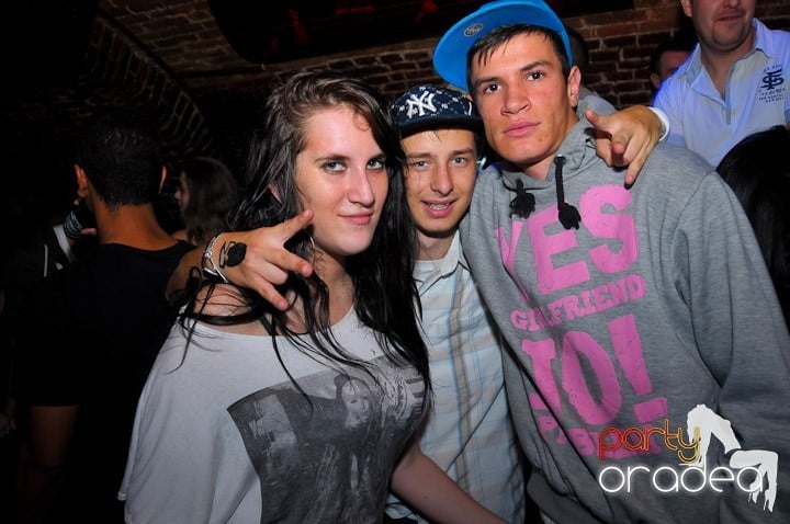 Joi seara petrecem în Club Escape, 