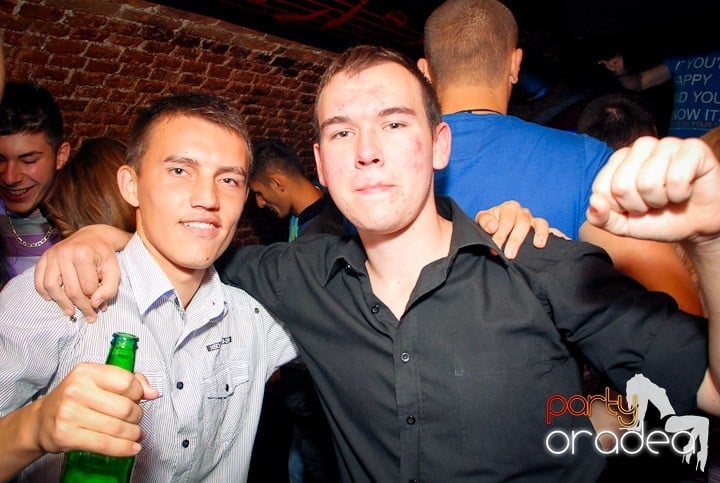 Joi seara petrecem în Club Escape!,